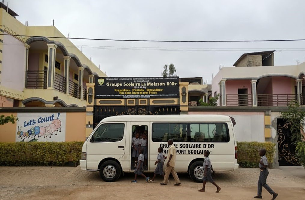 Transport scolaire sécurisé et cour de récréation